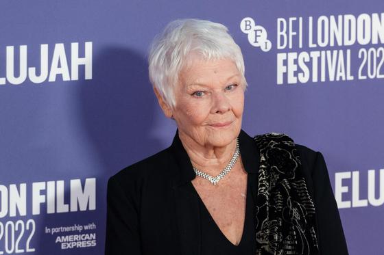 A 89 éves Judi Dench karácsonyra egy figyelemfelkeltő, tűzpiros tangát kapott – mindezt egy jótékonysági reklám keretein belül. Az akció célja, hogy felhívja a figyelmet a humor és a kreativitás fontosságára, még a legszokatlanabb ajándékok esetén is.