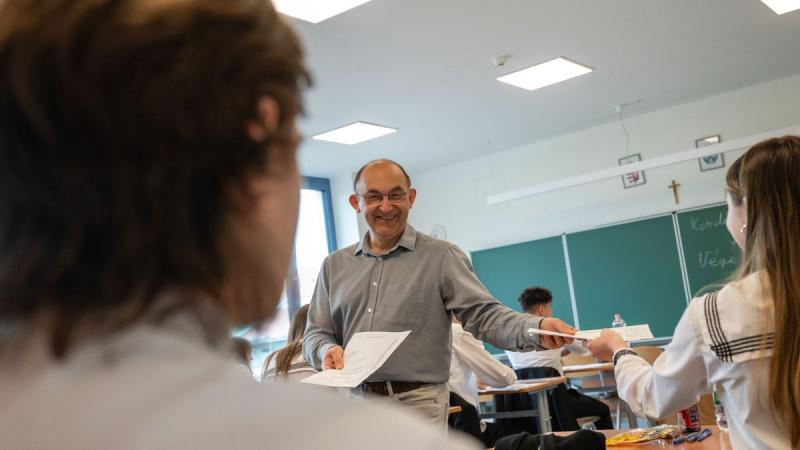 Jövőre jelentős béremelés várható az oktatók számára, amely bőven meghaladja az infláció mértékét. Emellett a többi dolgozó is nagyobb jövedelemre számíthat. - Világgazdaság