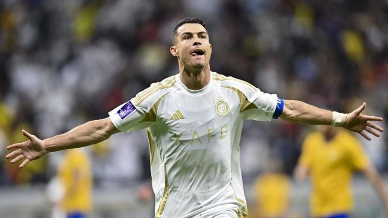 Cristiano Ronaldo álomfizetése mellett most egyedülálló lehetőséget kap: tulajdonrészt szerezhet szaúdi csapatában. A világsztár nemcsak a pályán, hanem a klub életében is aktívan részt vehet, ami új dimenziót ad karrierjének. A Világgazdaság beszámolója 