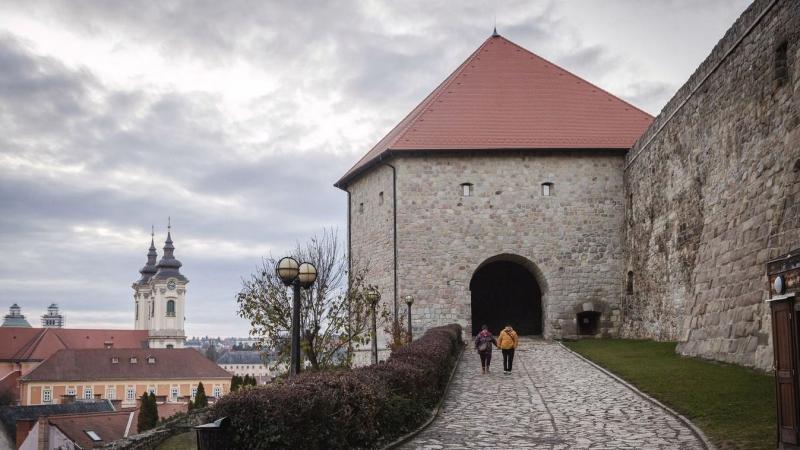 Eger városának történelmi ékkövében, a híres vár területén újabb kőomlás történt, amely miatt a látogatók ideiglenesen nem használhatják a várfalsétányt. A biztonság érdekében a területet lezárták, és a helyszínen már elkezdődtek a szükséges felmérések és