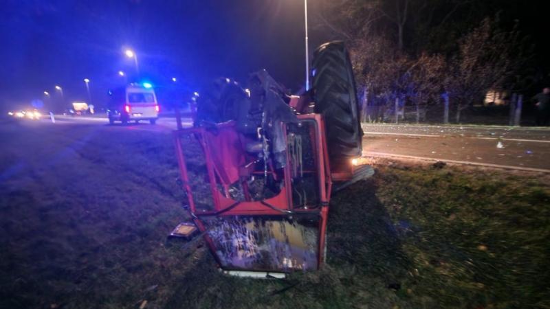 Fantasztikus baleset: Egy traktor kettéhasadt a brutális ütközés következtében (videó és képek)