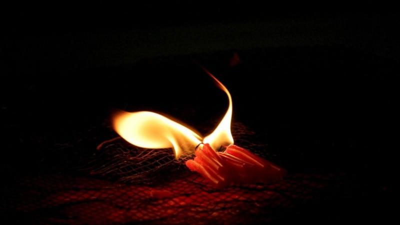 Egy gyertya szinte emberi áldozatot követelt magának.