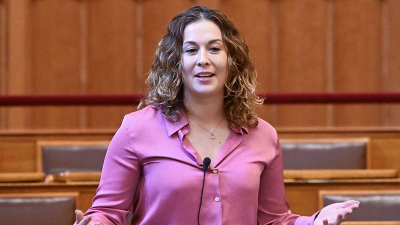 Tibi Atya: Cseh Katalin, figyelj csak, kiszúrtam ezt a gyönyörű Porschet!