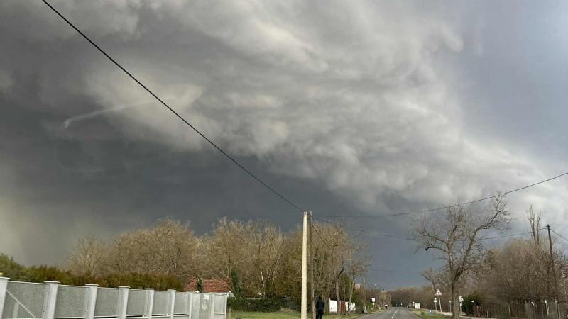 Viharkészültség: Kíméletlen szelek és intenzív zivatarok vonulnak végig Csongrád-Csanád vármegye területén.