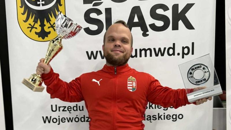 Újabb rekordot döntött a szentesi parafekvenyomó!