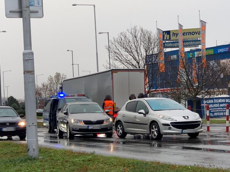 BALESET: Dunaszerdahelyen két személygépkocsi összeütközött.