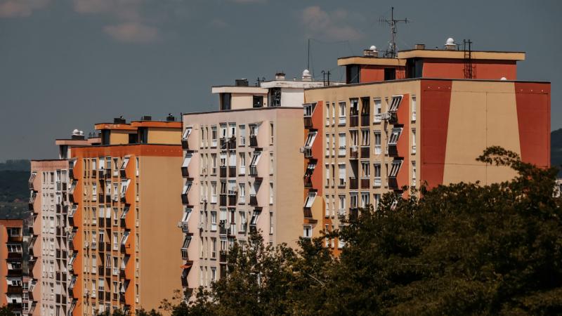 Mi történik mostanában? A külföldiek tömegesen szerzik meg a magyar ingatlanokat, legyenek azok lakások vagy házak - számol be róla a Pénzcentrum.