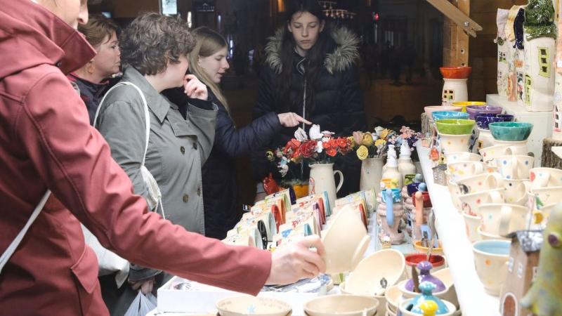 HEOL - 4 hasznos tanács az adventi időszakra a rendőrségtől

1. **Figyelj a személyes tárgyaidra!** Az ünnepi időszakban sokan vásárolnak, és ilyenkor a tolvajok is aktívabbak lehetnek. Mindig tartsd szemmel a táskádat, pénztárcádat, és ne hagyd őket felü