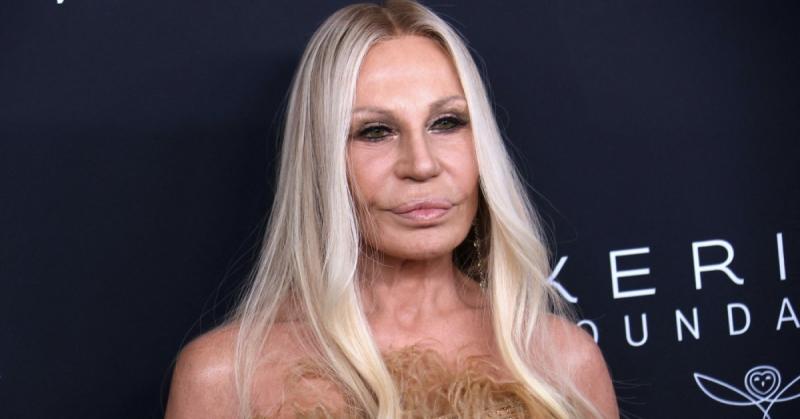 Elképesztő photoshop-hiba keltett feltűnést: Donatella Versace lett az internet új slágertémája - Képek a botrányról!