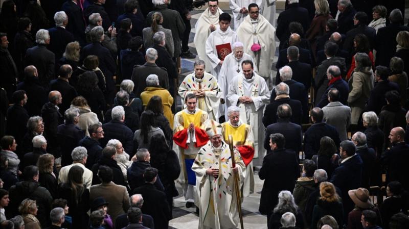 A párizsi Notre-Dame székesegyház történetének új fejezetéhez érkezett: a tűzvész óta most először tartottak misét a csodálatos épület falai között.