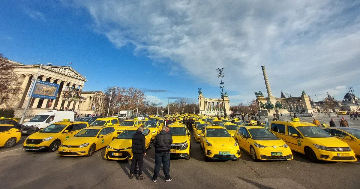 A kedden dudálva vonuló budapesti taxisok számos követelést fogalmaznak meg.