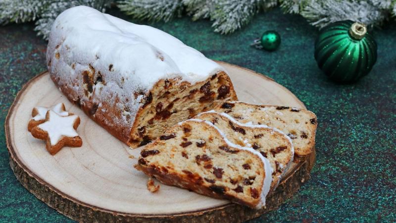 Karácsonyi ínycsiklandó stollen: Fedezd fel a receptet!

Az ünnepek varázsát egy különleges édesség, a stollen is megédesítheti. Ez a német hagyományos sütemény nemcsak ízletes, de látványos is, és tökéletes kiegészítője a karácsonyi asztalnak. Készítsd e