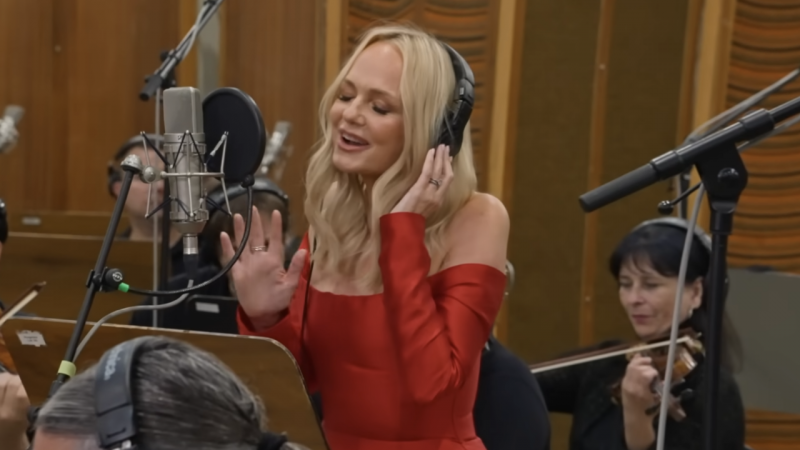 Emma Bunton és a magyar zenekar előadását lenyűgözően élvezi, hiszen a zene varázsa mindig magával ragadja!