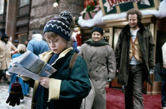 A hírműsorok ilyenkor is varázslatosan vonzzák az embereket a tévéképernyők elé, de Kevin nélkül a karácsony varázsa nem teljes.