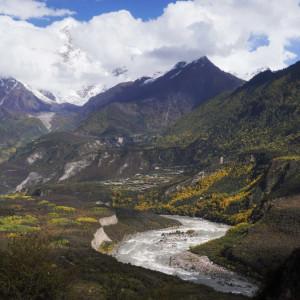 Kína a világ legnagyobb vízerőművét tervezi megépíteni Tibet szent folyóján, ezzel új fejezetet nyitva a megújuló energiaforrások kihasználásában és a fenntartható fejlődés terén.