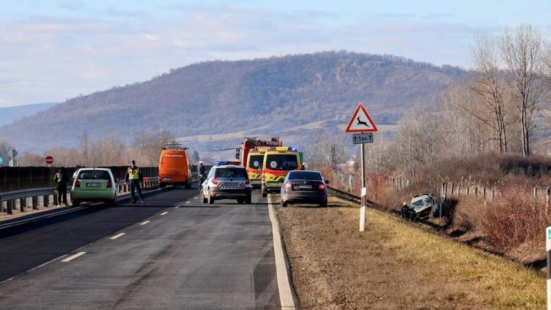 Súlyos baleset történt: az autó többször is felfordult, mielőtt végül az árokba zuhant + képek a helyszínről