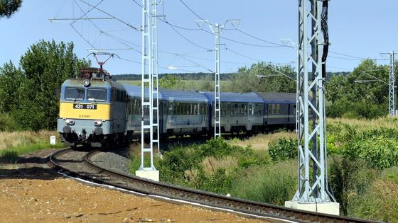 Tragikus baleset történt Gödöllőn, ahol a Hernád-Zemplén InterCity vonat halálra gázolt egy férfit. Az esemény sokkolta a helyi közösséget, és mély fájdalmat okozott az érintetteknek.