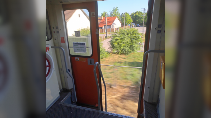 Nyitott ajtóval, 120 kilométer/órás sebességgel száguldott a sebesvonat Budapest és Székesfehérvár között.