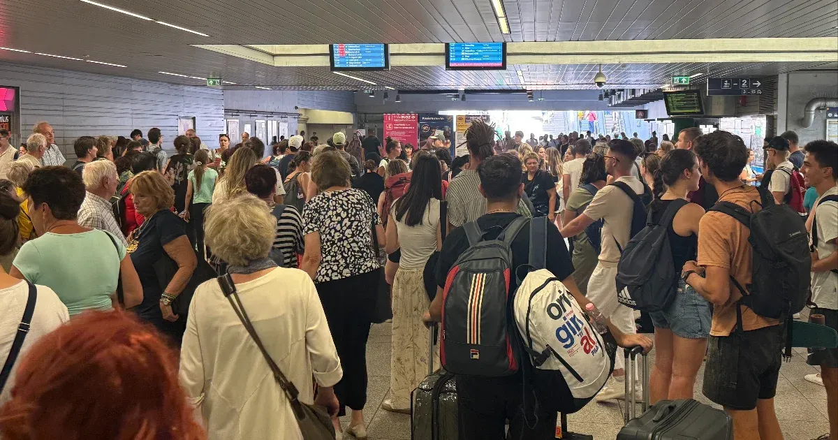 A Déliben megállt a vonatok járata, a Keleti pályaudvar zárva tart, így Kelenföldön torlódnak az utasok, akik kétségbeesetten várják a fejleményeket.