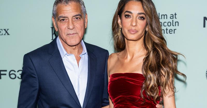 Amal Clooney egy lenyűgöző virágos miniruhában lépett a filmfesztivál vörös szőnyegére, mellette pedig George Clooney, aki büszkén állt felesége mellett, sugárzó mosollyal az arcán. A pár elegáns megjelenése az esemény egyik fénypontjává vált, a divat és 