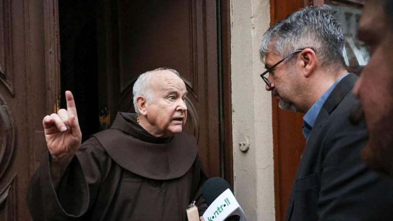 A józan ész diadala: Hadházyék végre távoznak a ferences templom közeléből.