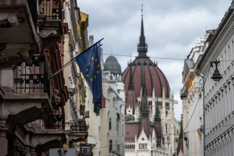 Feltárták a politikai rágalomhadjáratok működését, amelyek célja a magyar közvélemény befolyásolása.