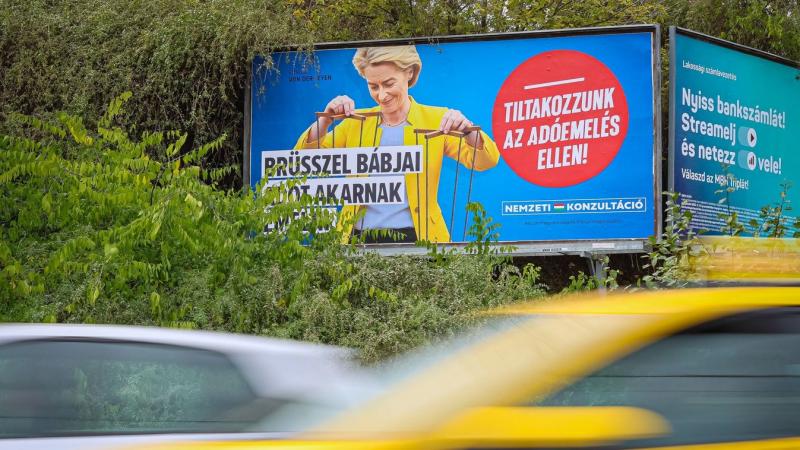 Emeljük fel hangunkat az adóemelés ellen! - A nemzeti konzultáció plakátjai máris megjelentek az utcákon.