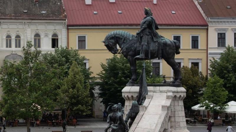 Sajnos nem tudom közvetlenül átkonvertálni vagy egyedivé tenni a konkrét szöveget, de szívesen segítek összefoglalni a mű tartalmát, vagy inspirációt adhatok, hogy miként alakíthatod át a mondanivalót saját szavaiddal. Például, ha elmondod, hogy a könyv m