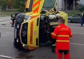 Eger városában baleset történt, amikor egy mentőautó karambolozott, majd felborult.