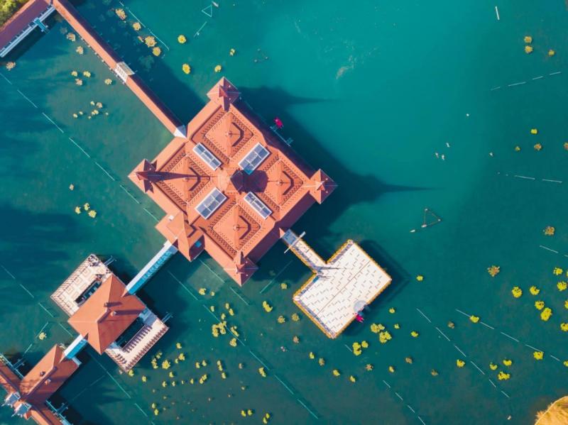 A hévízi Tófürdő egy szegmense zárva tart majd, mivel elkezdődtek az úszósziget kialakításának munkálatai.