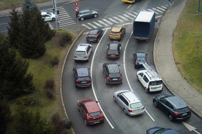 A Kolozs megyei utakon egyre inkább érezhető az autók számának ugrásszerű növekedése, ami szembetűnő változásokat hoz a közlekedési helyzetben. A járművek folyamatosan gyarapodnak, ami új kihívásokat teremt a helyi infrastruktúra számára.