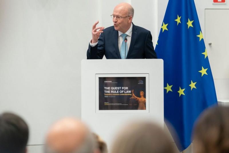 Az Európai Unió Bíróságának elnöke kritikát fogalmazott meg Orbán Viktorral szemben.