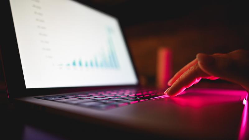 A tőzsdék hangulata enyhén romlik, míg az arany egy új csúcsra való törésre készül.