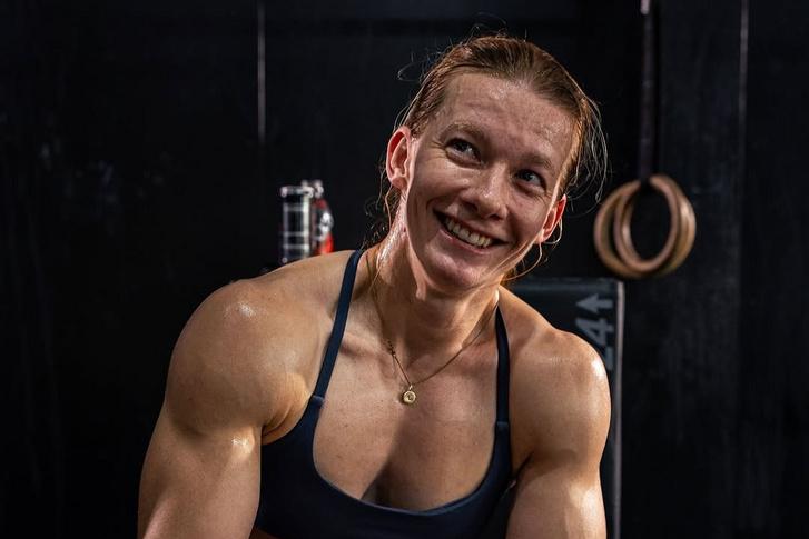 Egy 32 éves rendőrnő új szintre emelte a húzódzkodás világát, amikor lenyűgöző teljesítménnyel 733 alkalommal hajtotta végre a gyakorlatot mindössze egy óra leforgása alatt. Ezzel a bravúrral nemcsak a rekordot döntötte meg, hanem inspirációt is adott sok