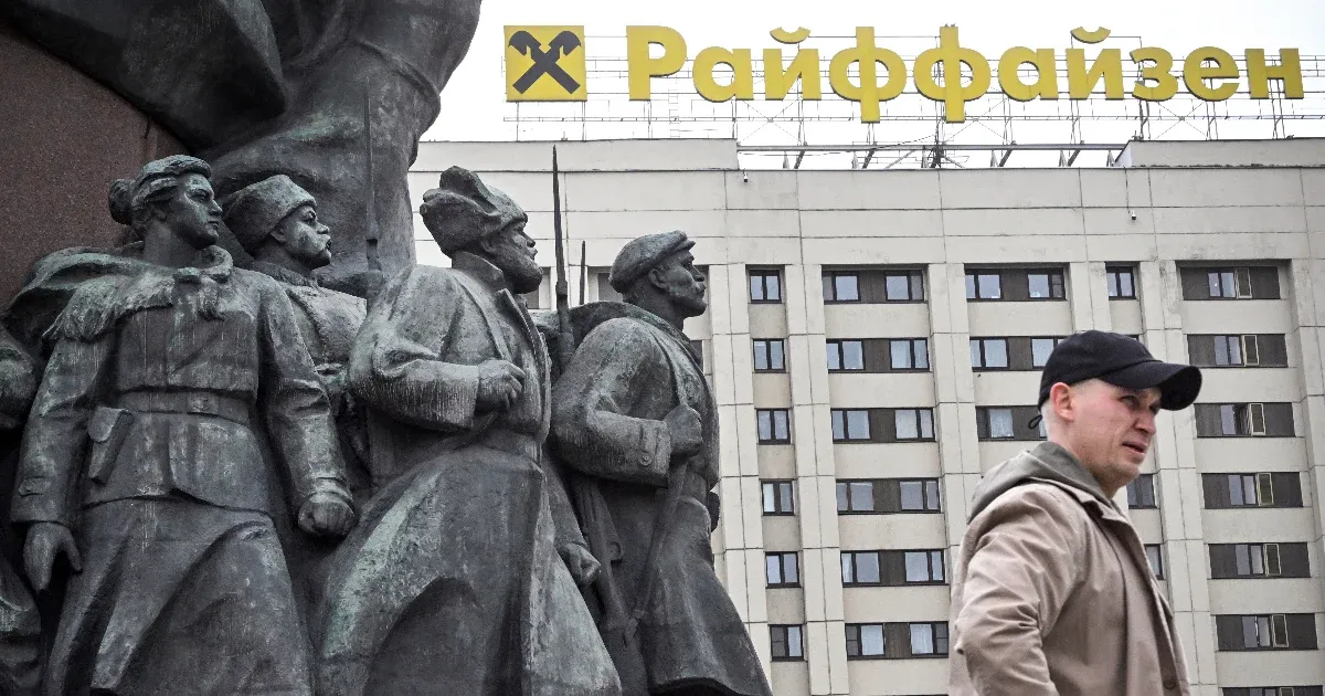 A Raiffeisen csoport fontolóra vette oroszországi leányvállalatának értékesítését, és a Der Standard információi szerint Tiborcz István lehet a potenciális vásárló.