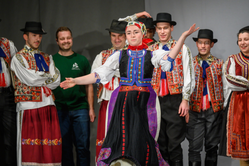 Tíz esztendeje már, hogy megalakult a Sirülők néptáncegyüttes, és azóta is hűen ápolja a magyar néptánc hagyományait.